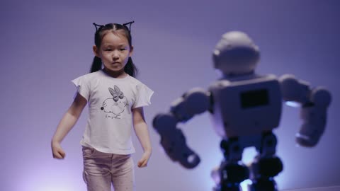 Robot vs 5 years girl 😱😱