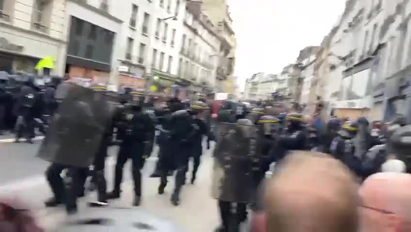 Oct. 2022: Macrons army against the people 2/3
