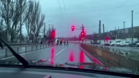 Ukrainian soldiers seen taking up position in Mariupol