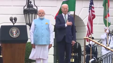 President Biden🤣Lowers His Hand After Realizing They're Playing The Indian National Anthem!