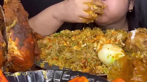 ASMR EATING SPICY CHICKEN CURRY🔥 CHICKEN BRIYANI #shorts #mukbangn#asmreating #mukbangasmr #asmr