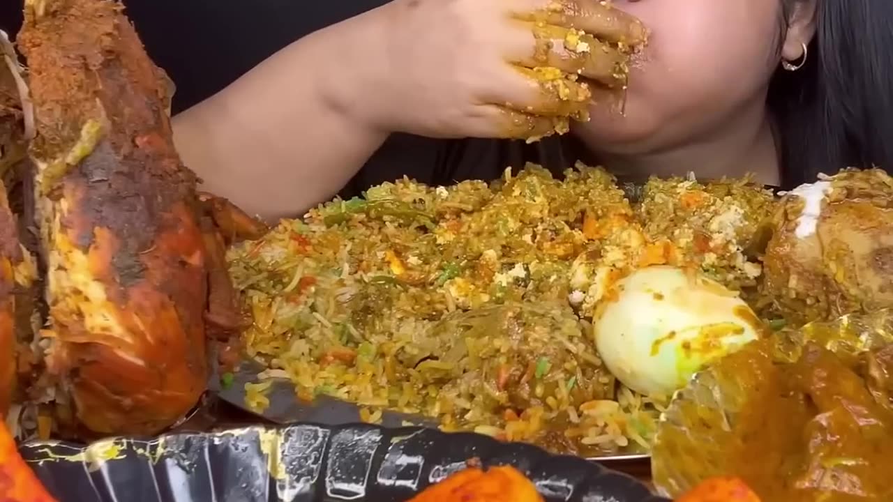 ASMR EATING SPICY CHICKEN CURRY🔥 CHICKEN BRIYANI #shorts #mukbangn#asmreating #mukbangasmr #asmr