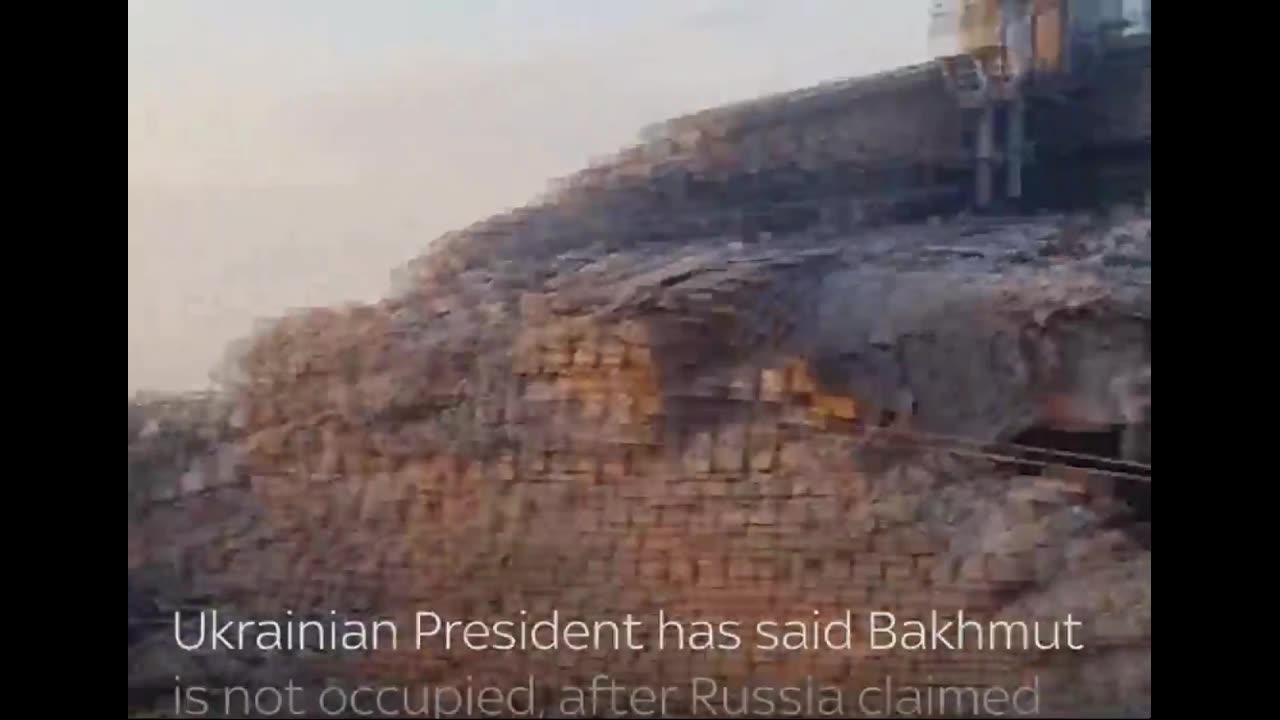 Ukraine war: Wagner troops raise Russian flag in Bakhmut