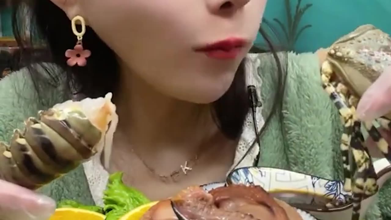 RAW SHRIMP AND SPICY FOOD ARE SO DELICIOUS ON THE MUKBANG SPICY SEAFOOD EATING SHOW.