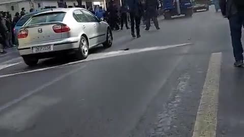 ΠΗΓΕ ΝΑ ΠΕΣΕΙ ΠΑΝΩ ΣΕ ΠΕΖΟΥΣ