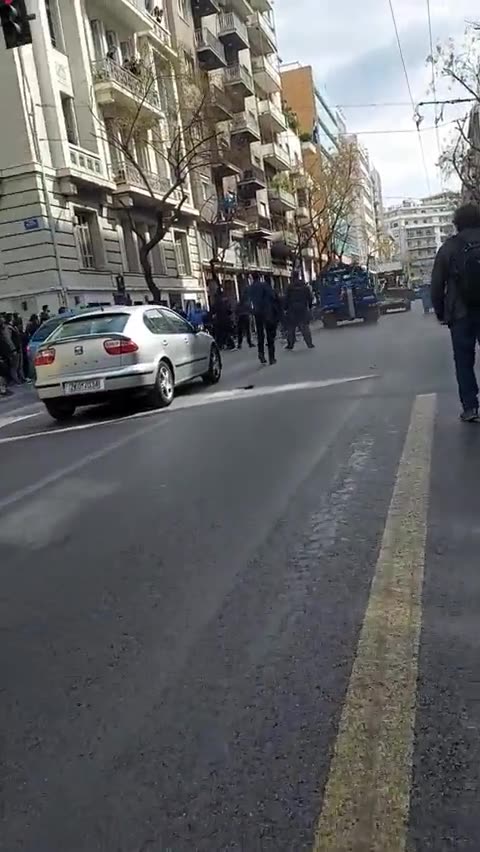 ΠΗΓΕ ΝΑ ΠΕΣΕΙ ΠΑΝΩ ΣΕ ΠΕΖΟΥΣ