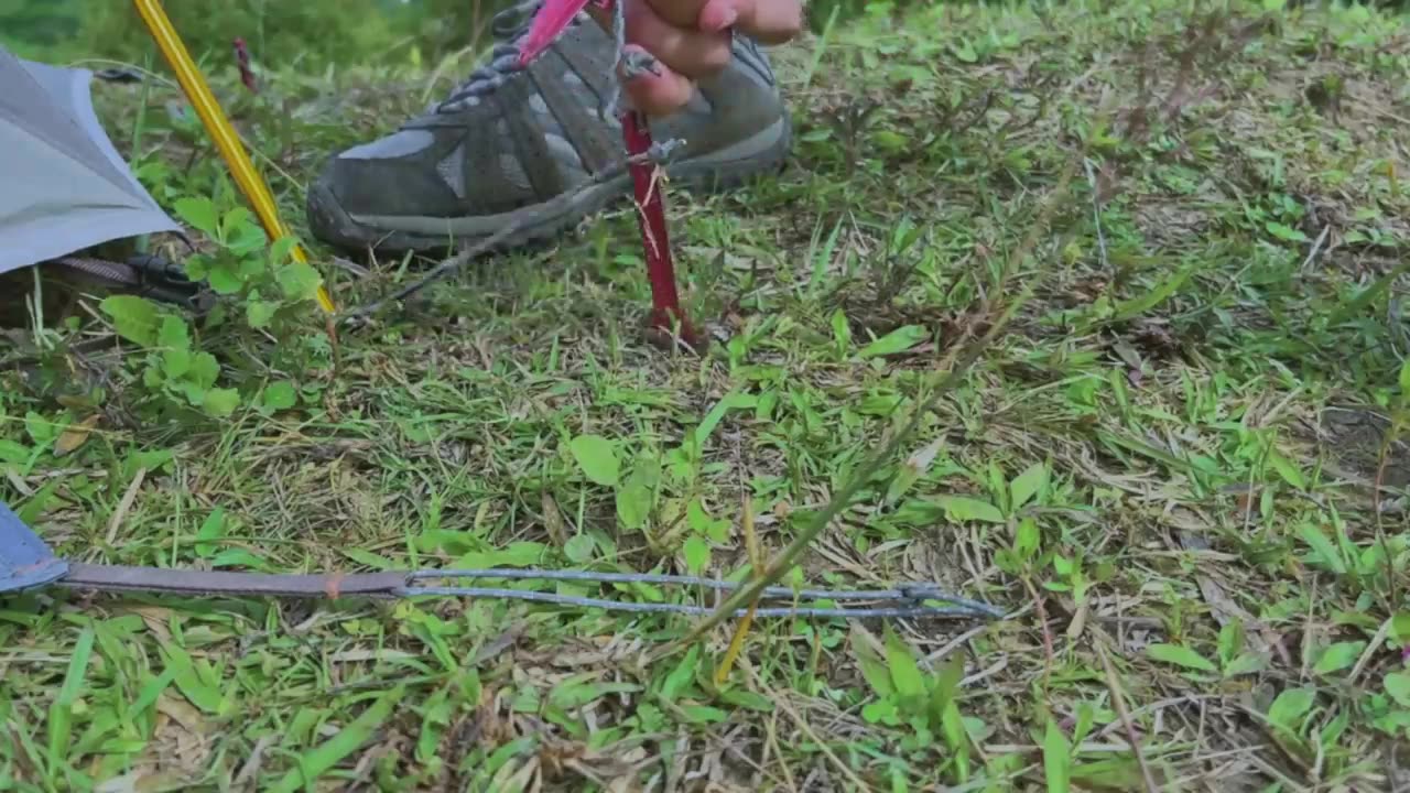 SOLO OVERNIGHT CAMPING IN THE RAIN - RELAXING IN THE TENT WITH THE SATISFYING SOUND OF NATURE - ASMR