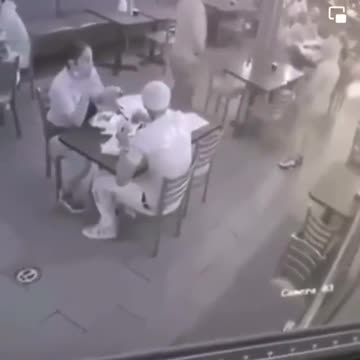 Couple robbed at gunpoint while eating out in Los Angeles