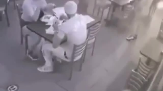 Couple robbed at gunpoint while eating out in Los Angeles