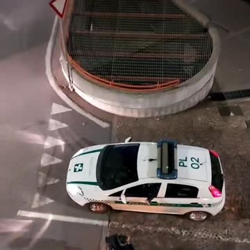 Chissà, forse hanno ricevuto l'ordine di tormentare soltanto gli italiani…