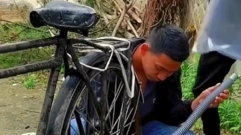 Funny but ineffective! Watch these guys’ attempt to pump a bike tire 😂🚴 #DIYFails