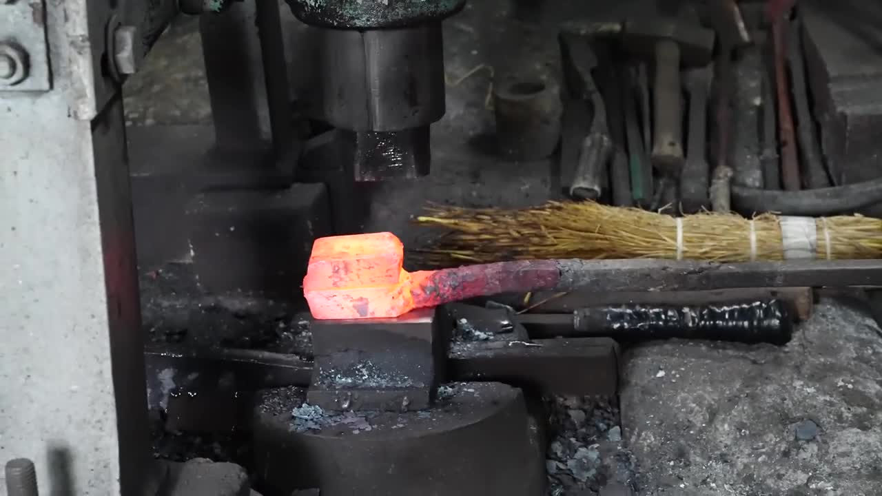 How Japanese samurai swords were made. A 75-year-old swordsman who has made 1,000 Japanese swords8