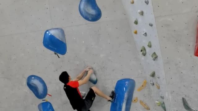 A rock climbing problem completed with blue fulcrums