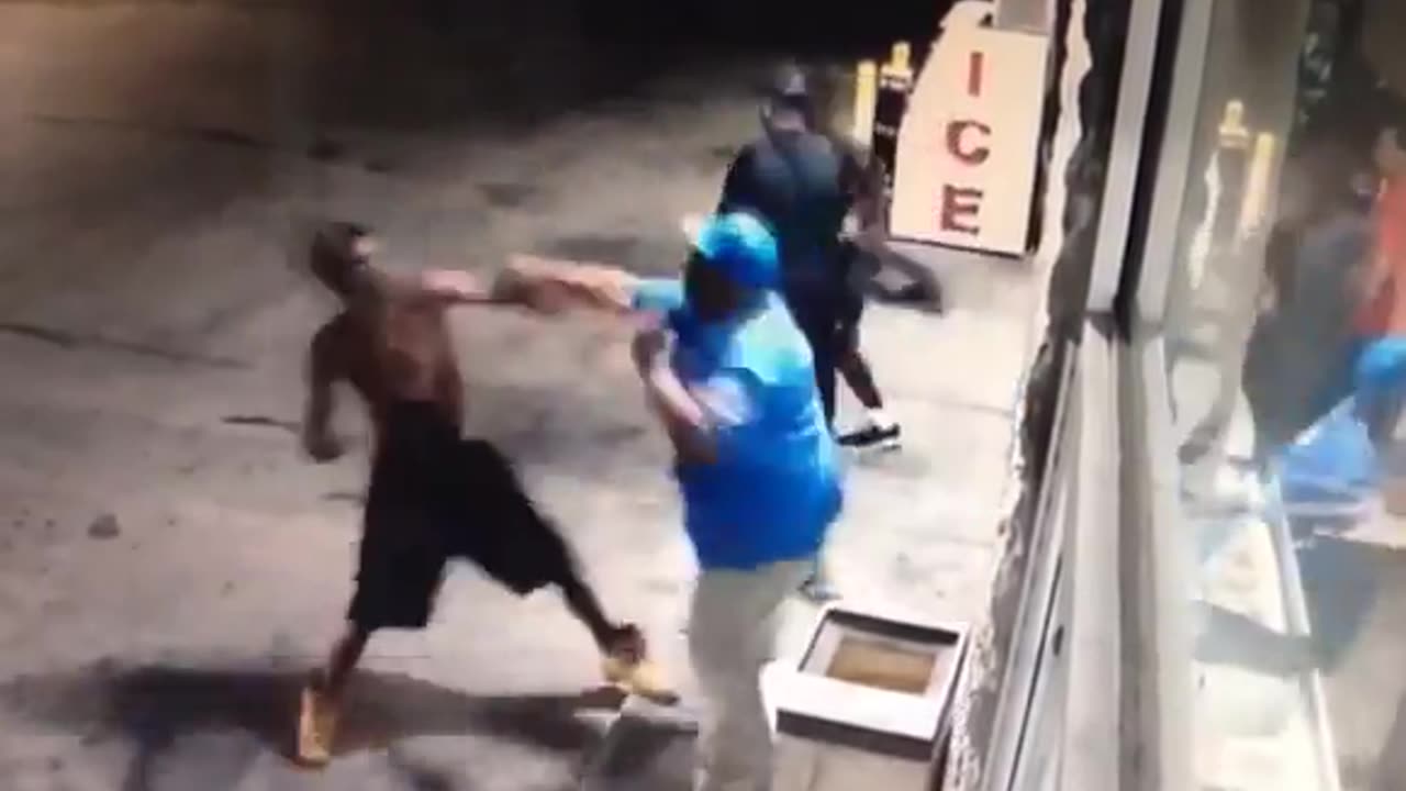 Security guard breaks up fight using pepper spray