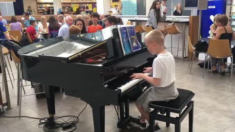 Amazing airport pianist- Harrison aged 11 plays Ludovico Einaudi cover Nuvole Bianche