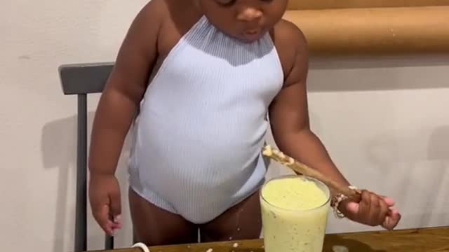 Baby makes her own delicious food