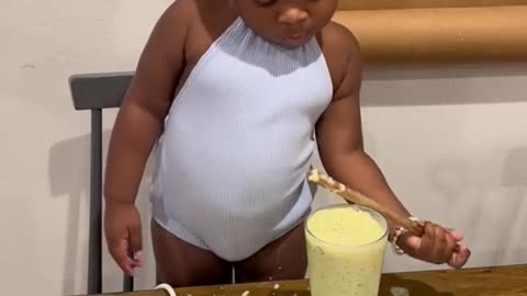 Baby makes her own delicious food