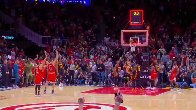 Ayo Dosunmu hits the GAME WINNING BUZZER BEATER vs Hawks! 😱🔥