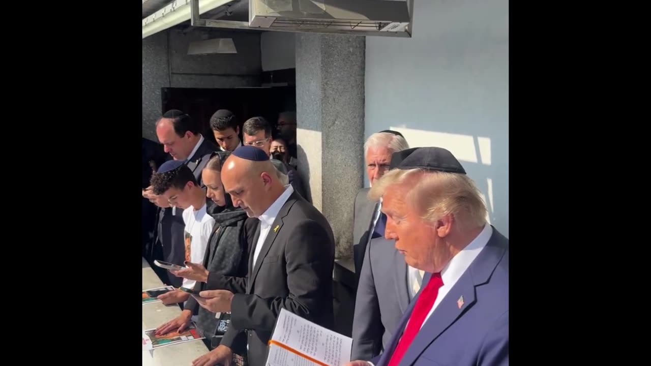 Trump is at Ohel Chabad Lubavitch, praying for America, Israel, the Hostages, and Peace 🇺🇸🇮🇱