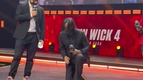 Keanu Reeves Bowing to his Fans at CCXP22 #shorts