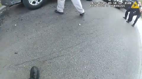 BODYCAM: Chicago Officers & US Marshals Shoot 15 Count Sex. Assault Suspect Who Pointed Gun At Them