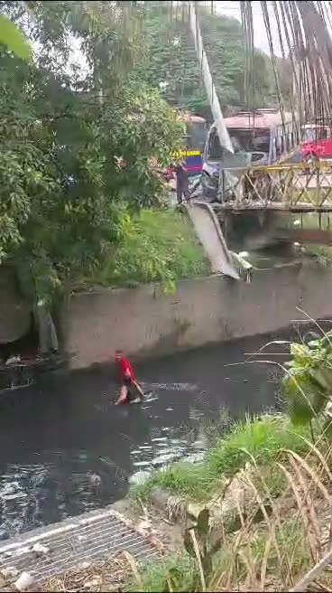 Fuerte accidente de tránsito en Cali, dos personas salieron volando