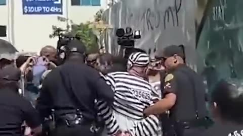 Man tackled, arrested after running in front of Trump's motorcade #Shorts