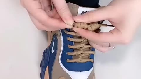 Trending video to tie shoeless