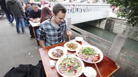 Eating Pig Brain and Yak at a Fly Restaurant in Sichuan, China