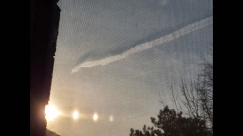This chemtrail proves the Sun is close