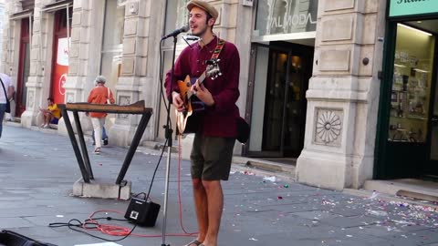 CANTANTE E BRAVO CHITARRISTA DA STRADA