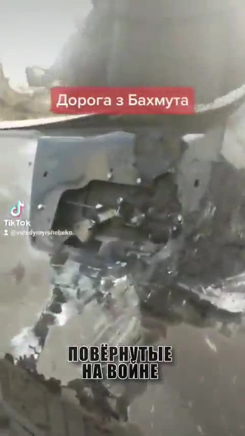 La fuga da Bakhmut delle Forze Armate ucraine in mezzo al fango e martellate dall'artiglieria russa.