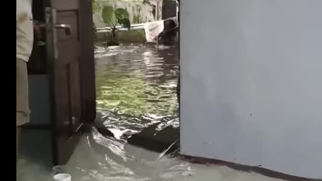 Air banjir masuk rumah