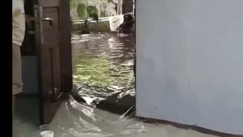 Air banjir masuk rumah