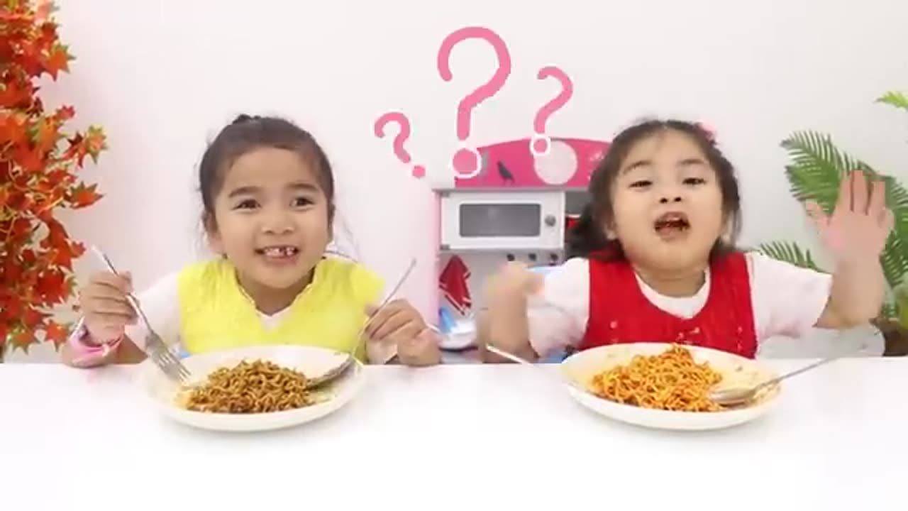 Girls Pretend Play Making Chocolate and Ketchup Black Noodles with Cooking Toys