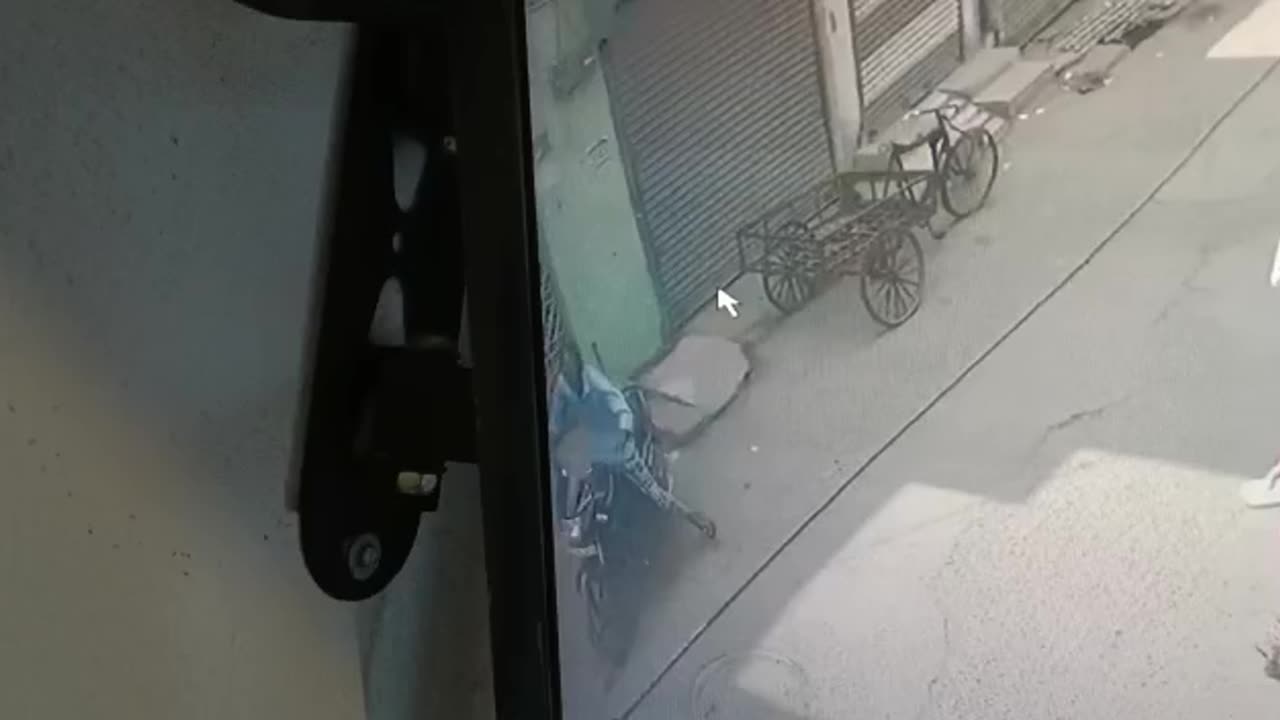 "Caught in the Act: Confronting a Bold Bike Thief on Camera"