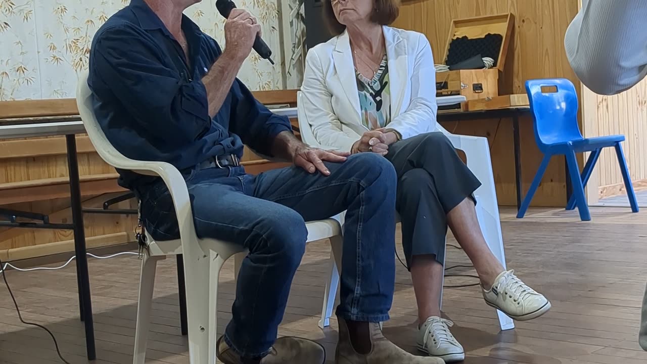 Wade speaking to Federal Nationals MP (Mallee) Dr Anne Webster at Tragowel - 7/3/2024