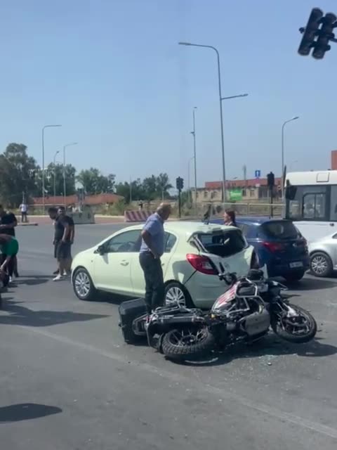 Aksident te ish-sheshi 'Shqiponja', motori përplaset me makinën, drejtuesi në tokë