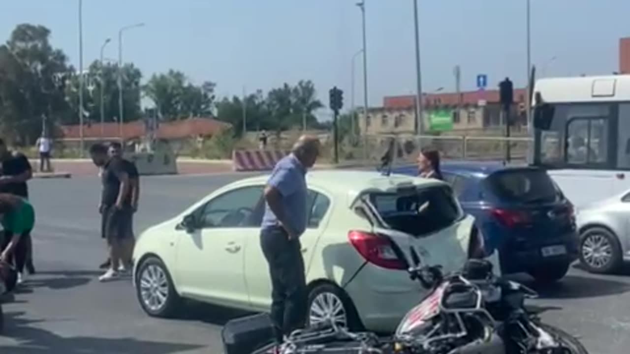 Aksident te ish-sheshi 'Shqiponja', motori përplaset me makinën, drejtuesi në tokë