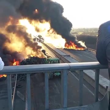 I conducenti dei trattori parigini, resistendo coraggiosamente al regime di Macron...