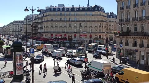 Heavy traffic in the streets of paris