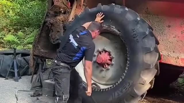 Vehicle repairman installs truck tires, vehicle repair engineering vehicle