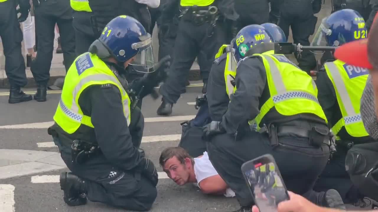 Police attack protesters in London