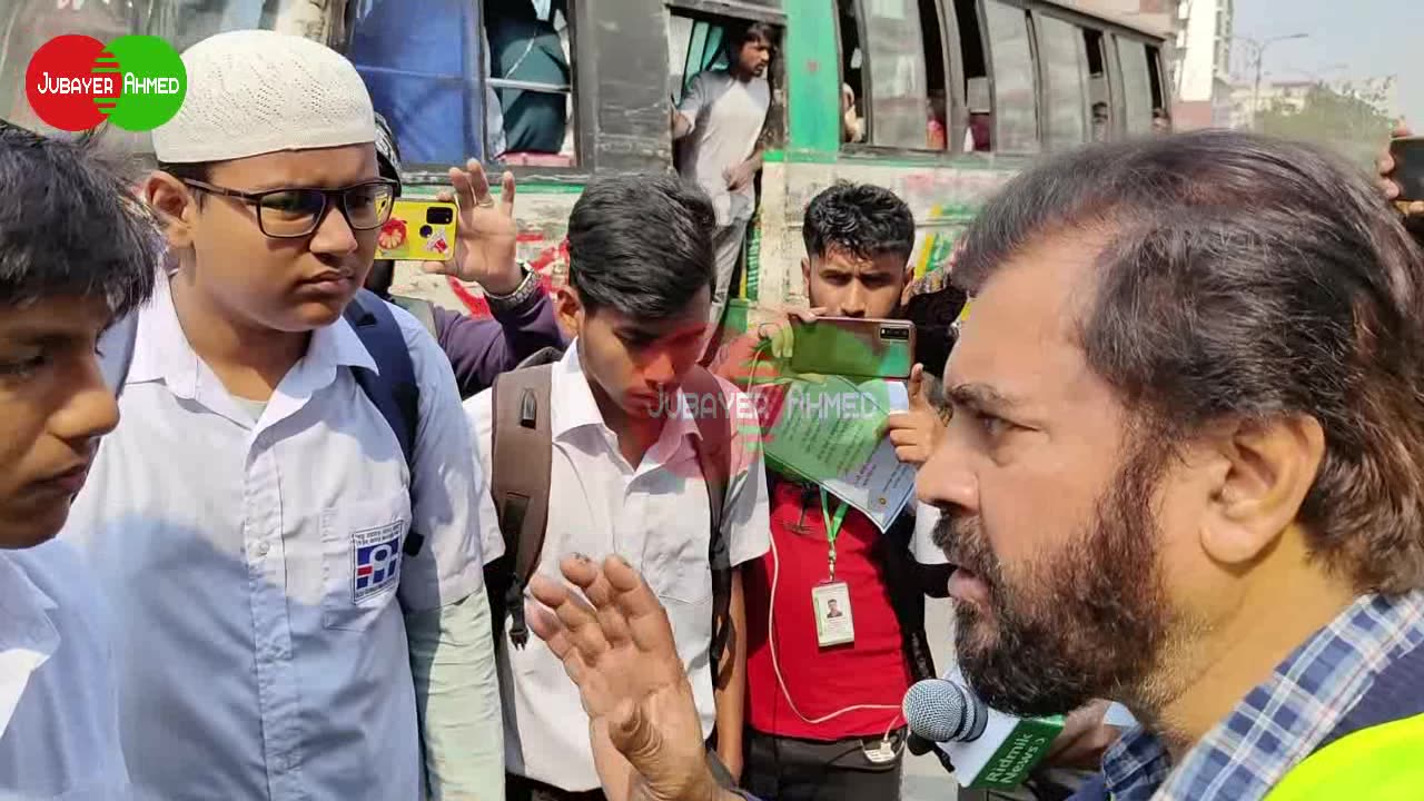 বাসের অতিরিক্ত যাত্রী টেনে নামালেন ইলিয়াস কাঞ্চন