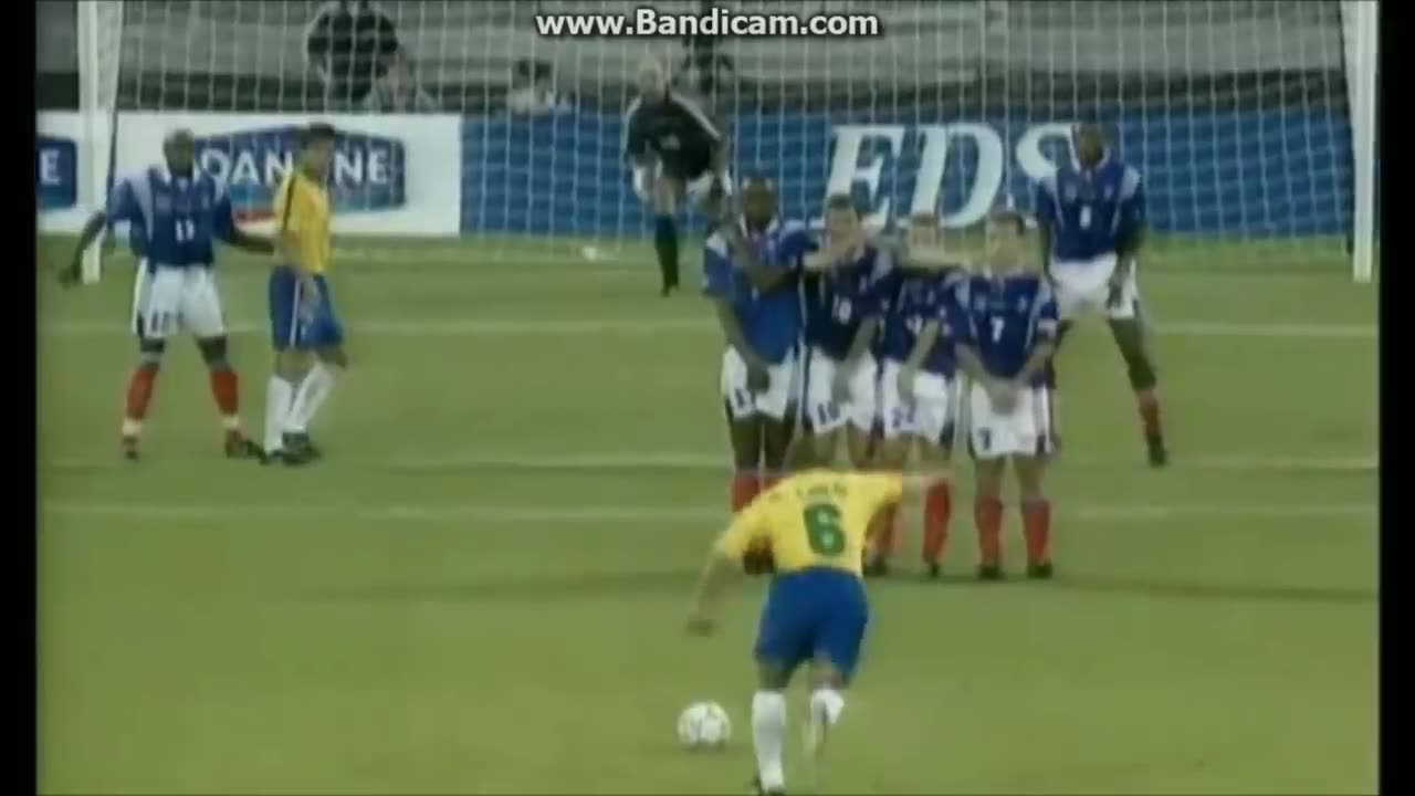 Roberto Carlos amazing free kick for Brazil💀💀💀best free kick goal ever in soccer history