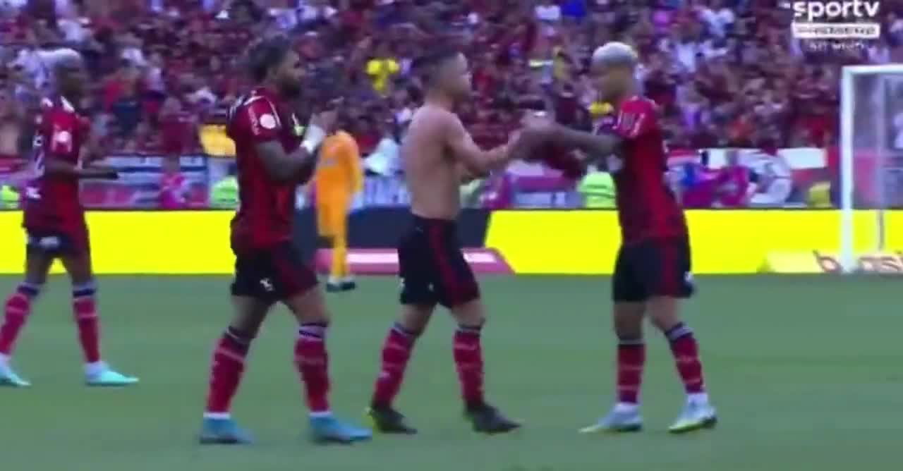 Emocionante! Diego Ribas passa a Camisa 10 pro Gabigol em Seu último jogo!