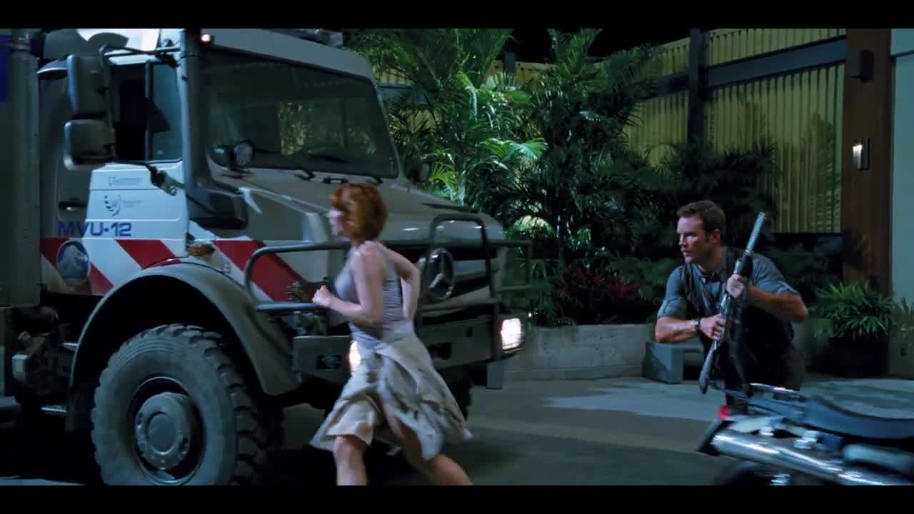 8K HDR _ Velociraptors Defend Chris Pratt (Jurassic World) _ Dolby 5.1