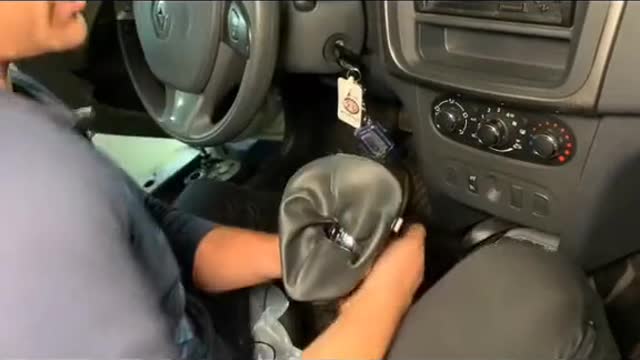 In order to remove a decorative plate, the gear shifting mechanism was removed.