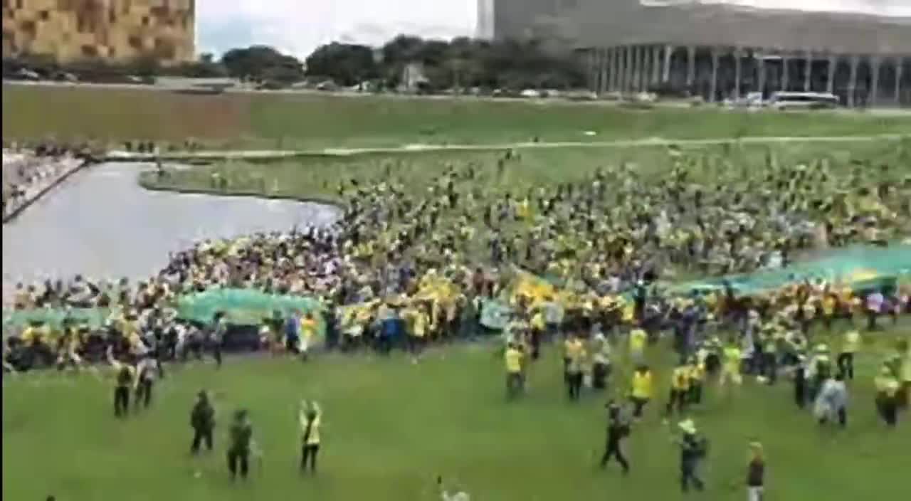 PATRIOTAS INVADEM OS 3 PODERES