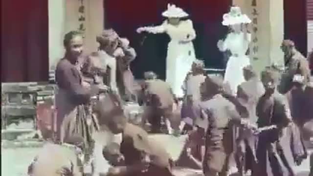 This is the Queen herself throwing food to African kids like chicken Rest in Peace?!!....🚫